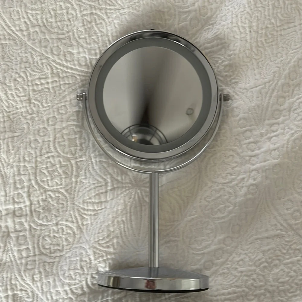 Magnifying/ light makeup mirror